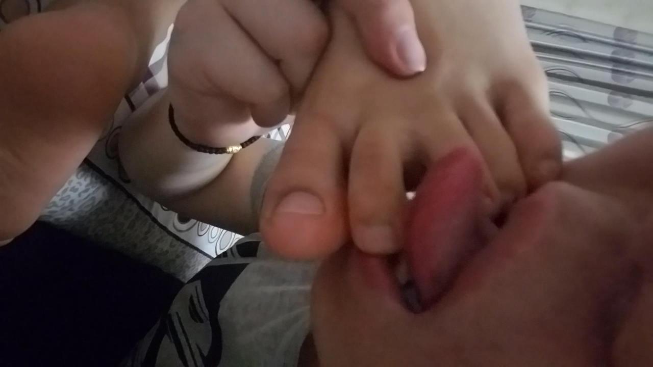 真实m晕妹妹，舔足，最后足交一下【1.15GB】