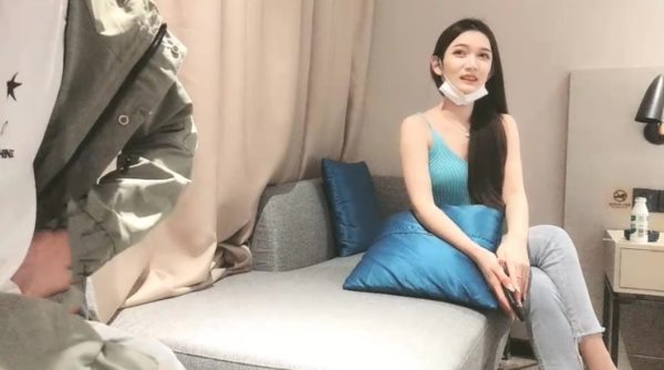 女神级顶级外围美女修长美腿完美身材，拔下内衣露白皙美乳，长相双腿掰穴舔了起来，上位骑乘扭动小腰双腿肩上扛