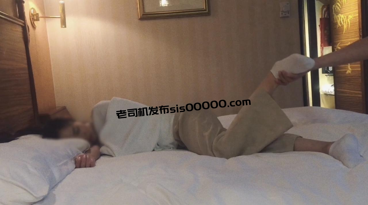 【MJ作品】MJ炮友口J后被下药迷晕，死猪蹂躏翻眼玩白袜臭脚4G