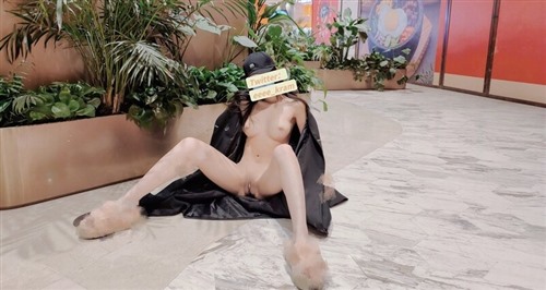 65572-最新5月无水首发！推特新晋女菩萨【eeee_kram】挑战各种场所露出高铁餐厅公园车站玩的就是刺激