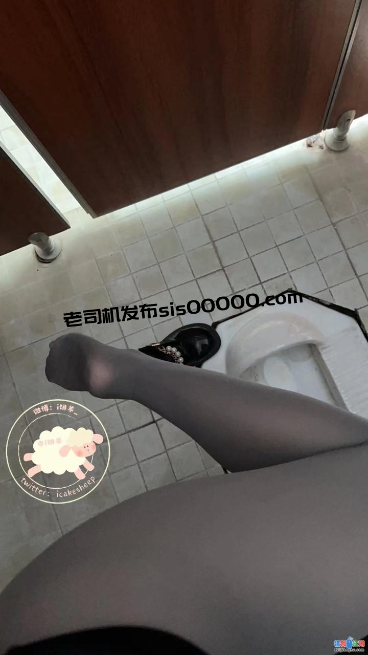 清纯反差眼镜娘『i饼羊』人来人往的公园 忍不住喷尿一分钟 ，好多逛街的小情侣 越看水越多 太刺激了 忍不住喷水水 458M