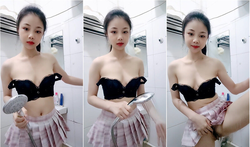 呆萌可愛00後馬尾辮軟妹子,笑起來很甜,JK齊逼小短裙浴室濕身誘惑