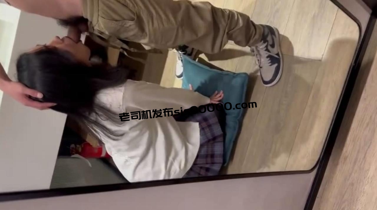 【极品泄密】，学生妹和男友楼梯口啪啪，蜜桃臀后入，真实生活照，反差婊很骚很淫荡