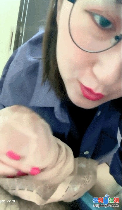 对白精彩 风骚眼镜表姐 挑逗熟睡弟弟 弟弟在睡觉姐姐穿灰色丝袜给弟弟足交 丝袜套jb口活操B [1V/930M][百度盘]