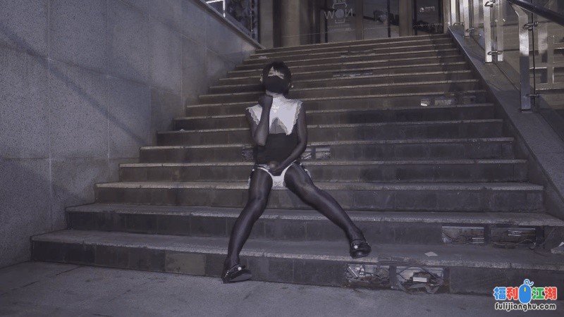 萝莉伪娘Ts茜茜雅 晚上来到马路边掏出仙人棒猛撸 被路过大哥好奇看了好久 紧张又刺激射了自己一丝腿 [1V/595M][百度盘]