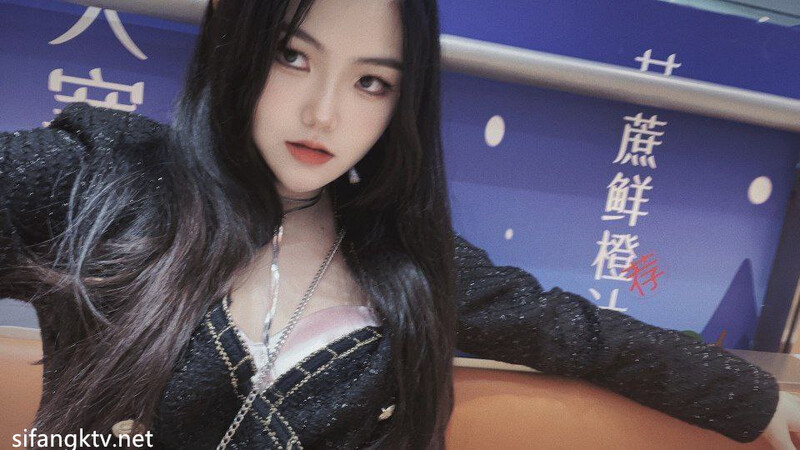 济南反差婊，【刘孟淑自拍图影流出】，拿起手机记录生活，蜜桃臀小美女