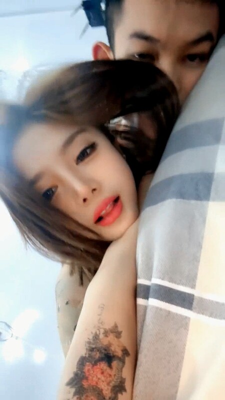 极品纹身女被社会小哥各种玩弄爆草，全程露脸多体位爆草蹂躏，淫声荡语不断，浪叫呻吟不止精彩刺激无水印