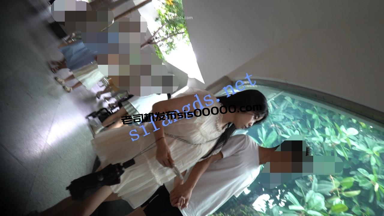 （空城原创）低配王祖贤白裙小姐姐逛公园，天蓝N包裹肉臀