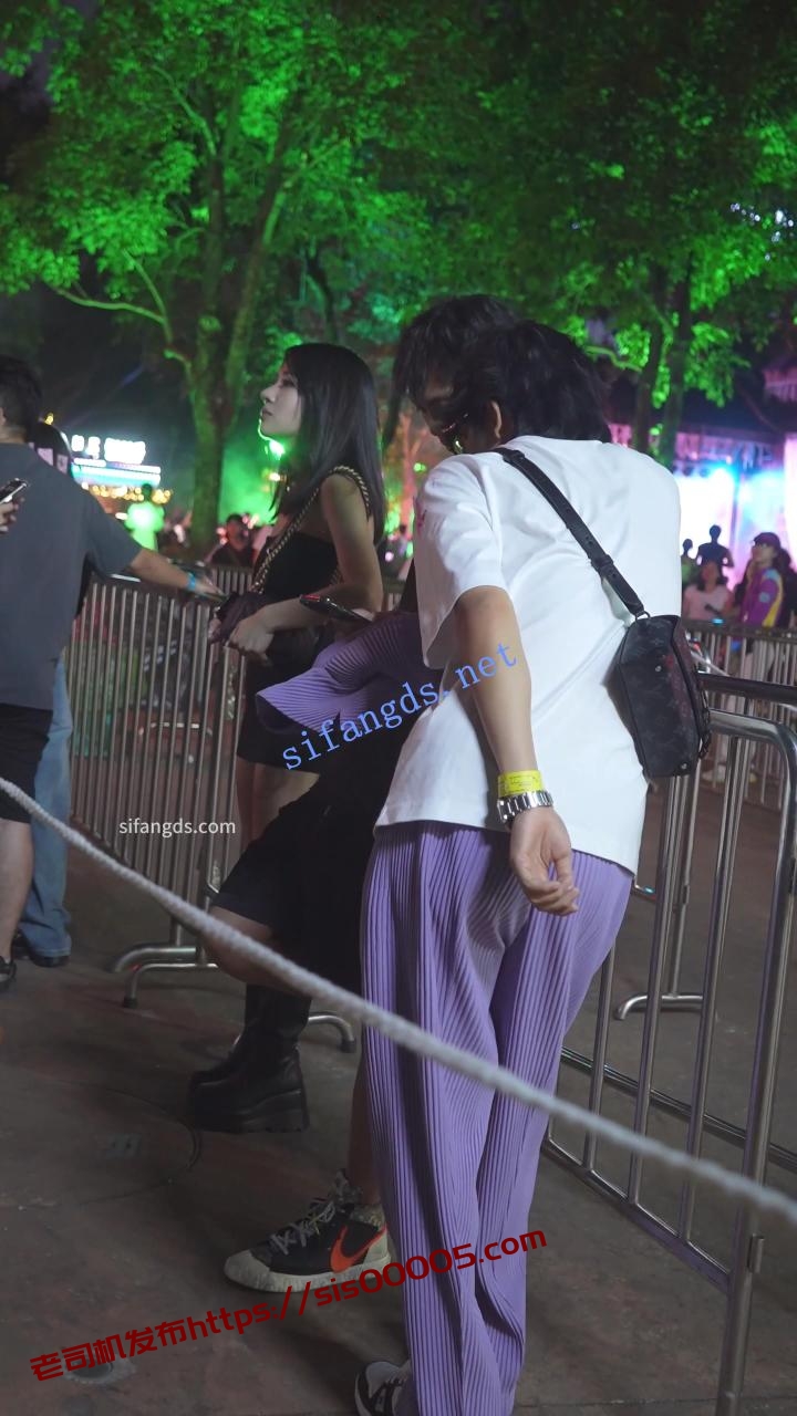 (BC-AA-468)抹胸齐逼紧身裙美女..屁股夹着骚窄内逛街