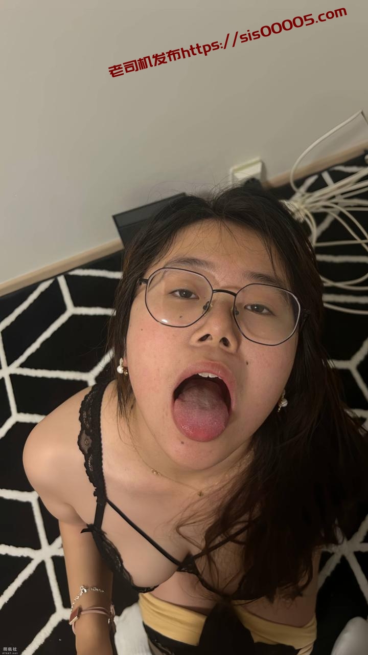 雲盤高質露臉①顏值普通的女孩被老司機調教成了母狗性愛足交各種玩操（1.3g）（磁力）