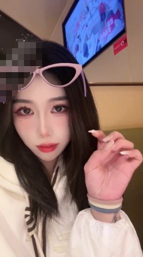 568 6月新品，高颜值符文美女【夕夕大可爱xxdki33】付费福利，钱到位秒变金主的小母狗，口交啪啪双飞