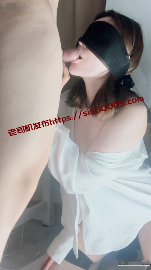 【口交控狂喜】推特04年167身高御姐，男人的口腔肉便器「奶桃」付费资源，白衬衫小母狗半露酥胸，跪着深喉一口唾沫