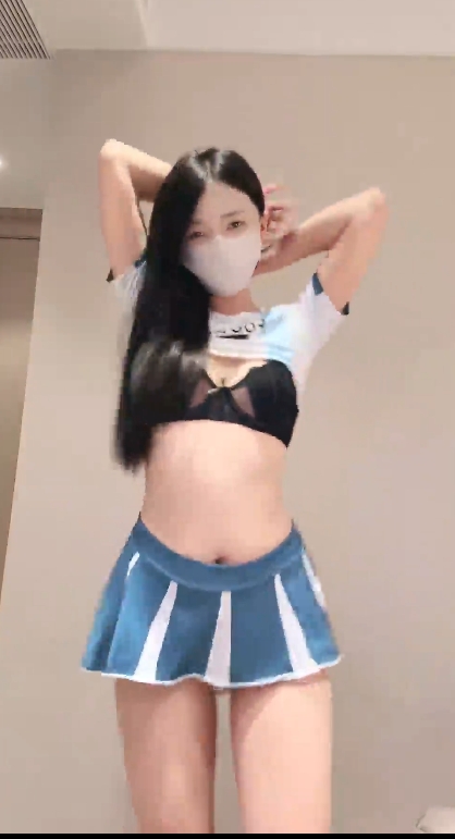 185 极品舞蹈生 小鹿大秀球衣自慰 1V