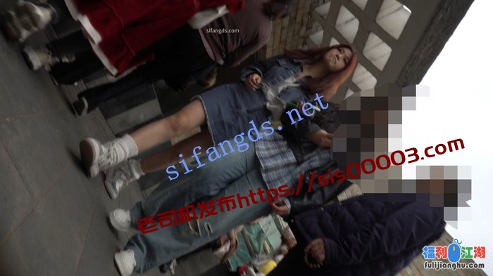 （空城原创）牛仔裙小姐姐逛公园，米白N包裹肉臀[某房原版]【318M】