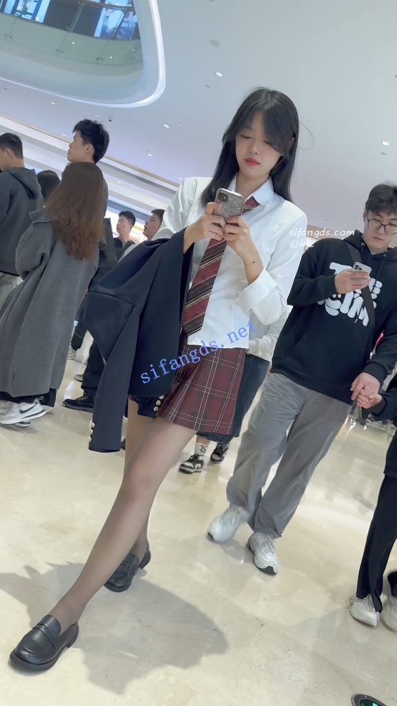 【永久专享】【KFC】JK制服学生妹逛街专注玩手机·灰色丝袜白内前后CD【1V】【408M】